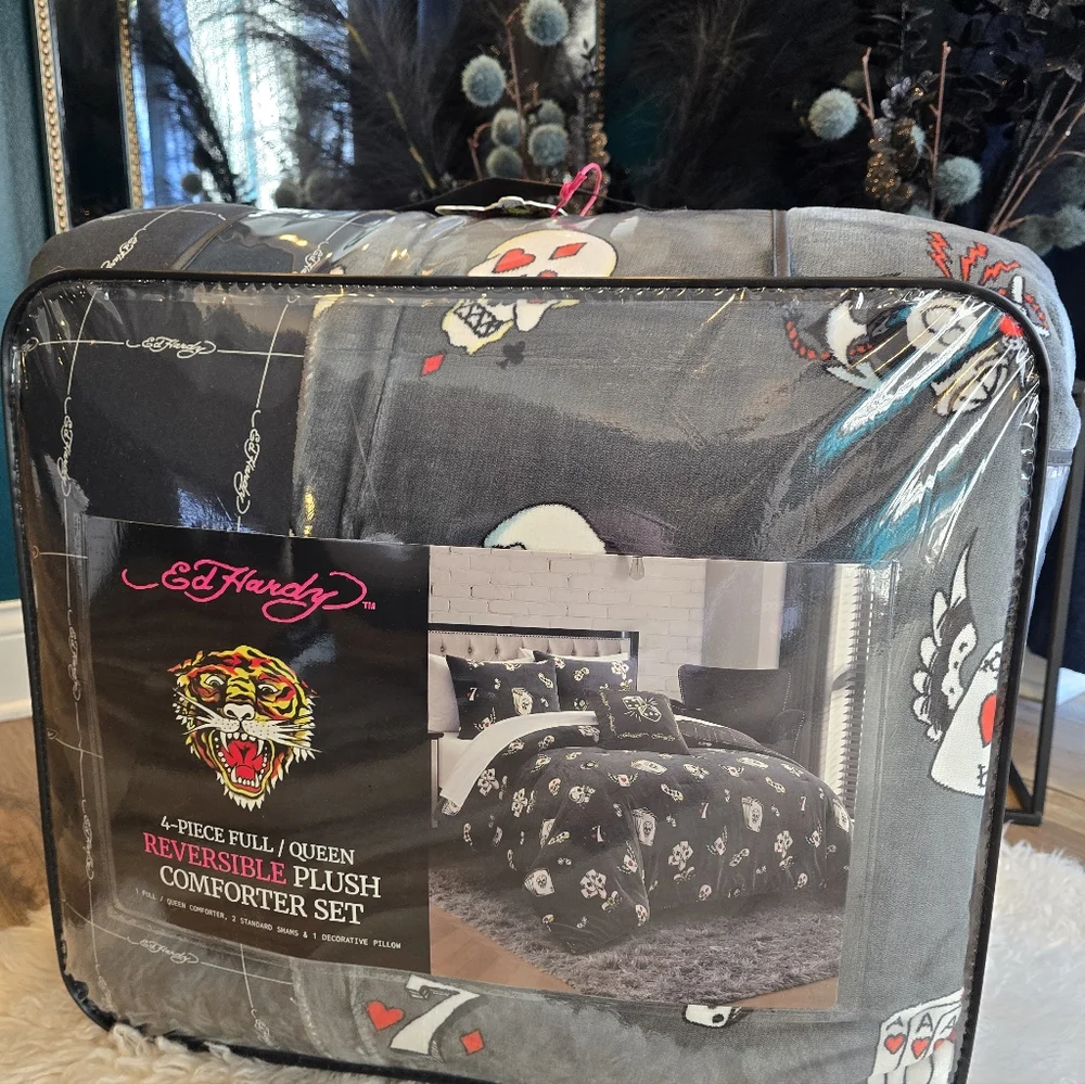 Ed Hardy 4piece Full/Queen reversible plush comforter set new
